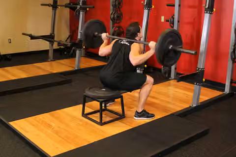 Demonstrasi gerakan Barbell Squat To A Bench.