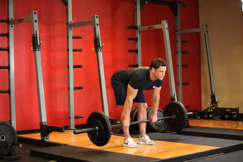 Demonstrasi gerakan Stiff-Legged Barbell Deadlift.