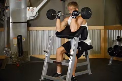 Demonstrasi gerakan Preacher Curl.