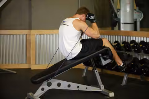 Demonstrasi gerakan Weighted Sit-Ups - With Bands.