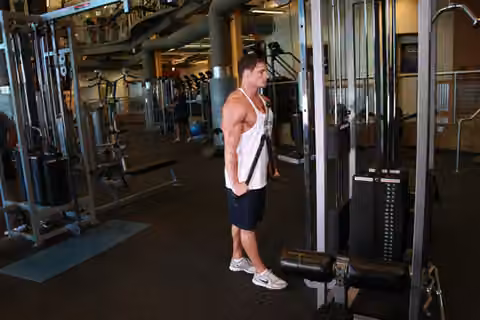Demonstrasi gerakan Triceps Pushdown - Rope Attachment.