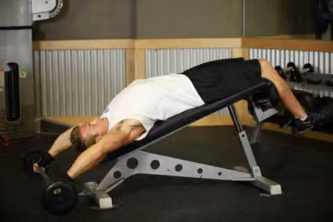 Demonstrasi gerakan Wide-Grip Decline Barbell Pullover.