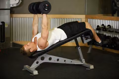 Demonstrasi gerakan Decline Dumbbell Bench Press.