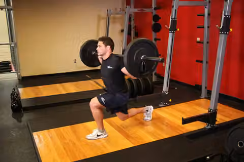 Demonstrasi gerakan Barbell Lunge.