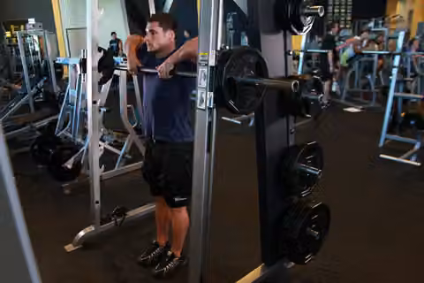 Demonstrasi gerakan Smith Machine Upright Row.