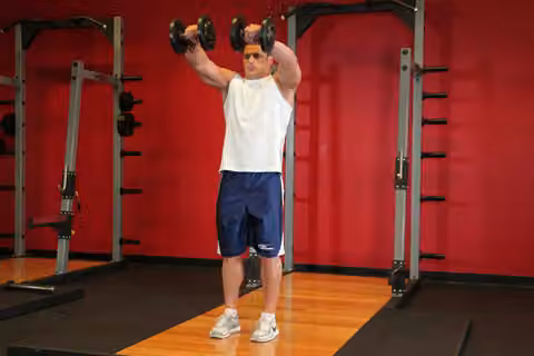 Demonstrasi gerakan Front Two-Dumbbell Raise.