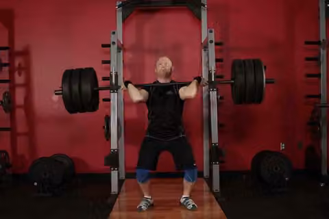 Demonstrasi gerakan Jerk Dip Squat.