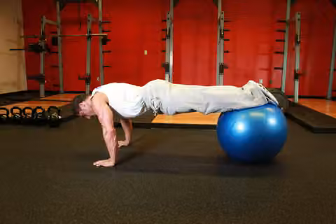 Demonstrasi gerakan Push-Ups With Feet On An Exercise Ball.