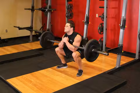 Demonstrasi gerakan Zercher Squats.