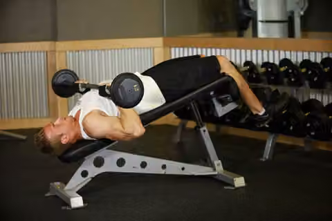 Demonstrasi gerakan Decline Close-Grip Bench To Skull Crusher.