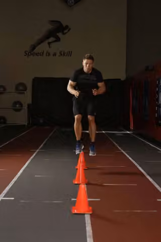 Demonstrasi gerakan Front Cone Hops (or hurdle hops).