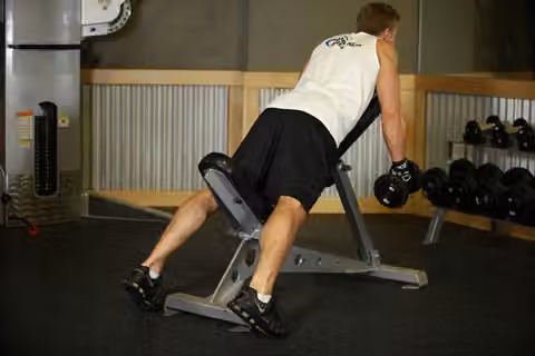 Demonstrasi gerakan Middle Back Shrug.