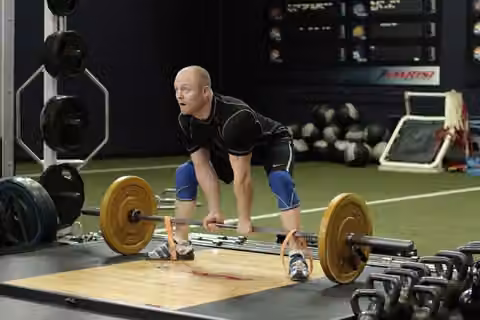 Demonstrasi gerakan Sumo Deadlift with Bands.