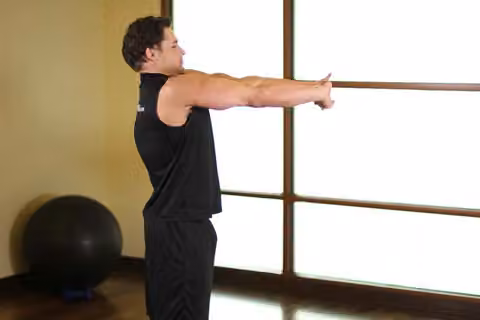 Demonstrasi gerakan Upper Back Stretch.