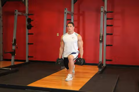 Demonstrasi gerakan Dumbbell Rear Lunge.