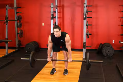 Demonstrasi gerakan Romanian Deadlift.