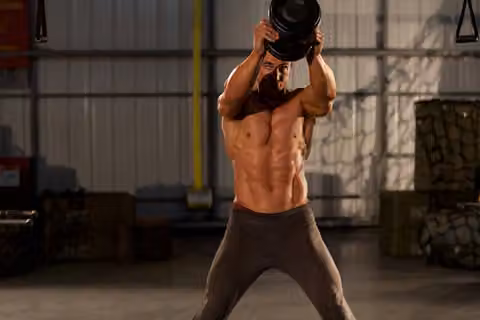Demonstrasi gerakan Single Dumbbell Raise.