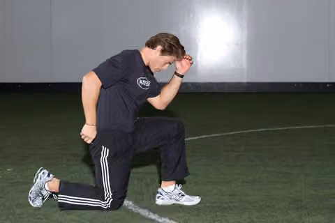 Demonstrasi gerakan Kneeling Arm Drill.