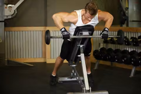 Demonstrasi gerakan Incline Bench Pull.