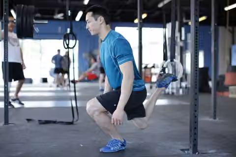 Demonstrasi gerakan Suspended Split Squat.