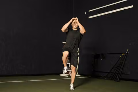 Demonstrasi gerakan Single Leg Butt Kick.