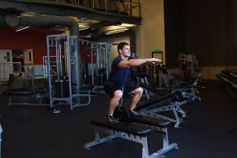 Demonstrasi gerakan Weighted Squat.