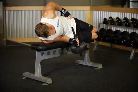 Demonstrasi gerakan Dumbbell Lying Supination.