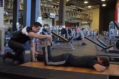 Demonstrasi gerakan Prone Manual Hamstring.