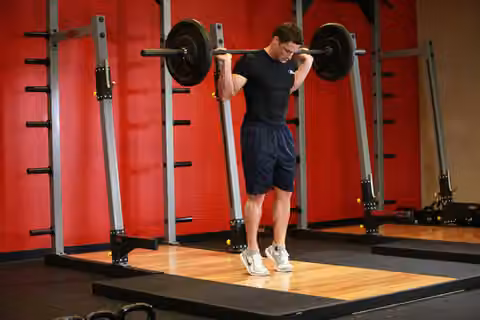 Demonstrasi gerakan Rocking Standing Calf Raise.