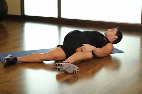 Demonstrasi gerakan Knee Across The Body.