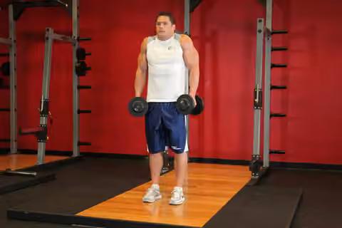 Demonstrasi gerakan Dumbbell Shrug.
