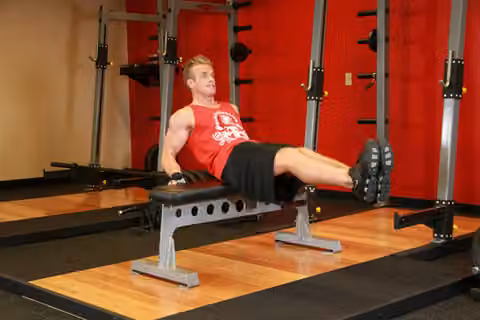 Demonstrasi gerakan Seated Leg Tucks.