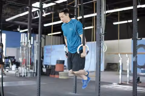 Demonstrasi gerakan Ring Dips.