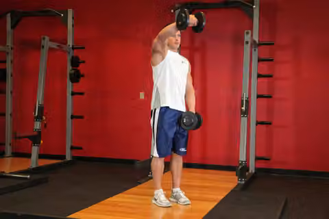 Demonstrasi gerakan Front Dumbbell Raise.