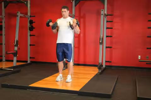Demonstrasi gerakan Dumbbell Bicep Curl.