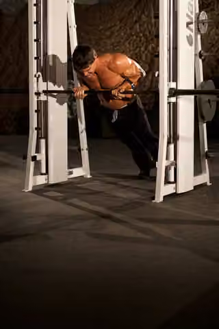 Demonstrasi gerakan Incline Push-Up Reverse Grip.