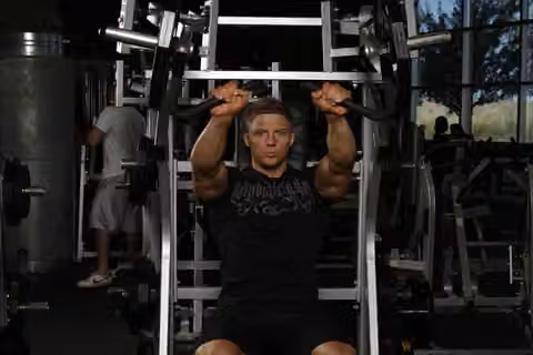 Demonstrasi gerakan Leverage Incline Chest Press.