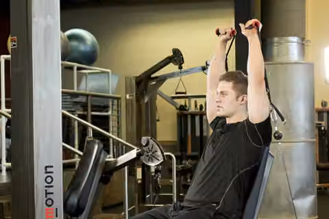 Demonstrasi gerakan Seated Cable Shoulder Press.
