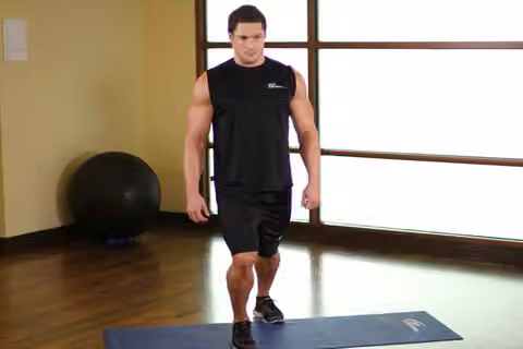 Demonstrasi gerakan Standing Soleus And Achilles Stretch.