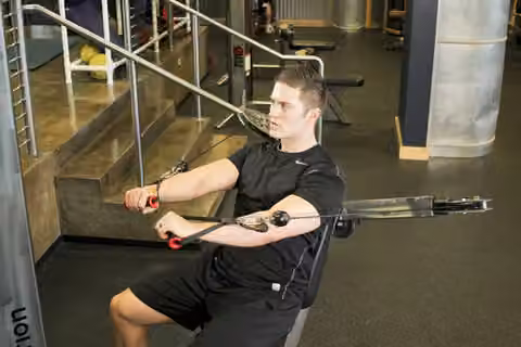 Demonstrasi gerakan Cable Chest Press.