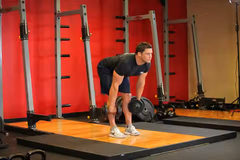 Demonstrasi gerakan Stiff-Legged Dumbbell Deadlift.