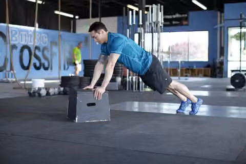 Demonstrasi gerakan Incline Push-Up.