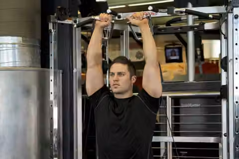 Demonstrasi gerakan Cable Shoulder Press.