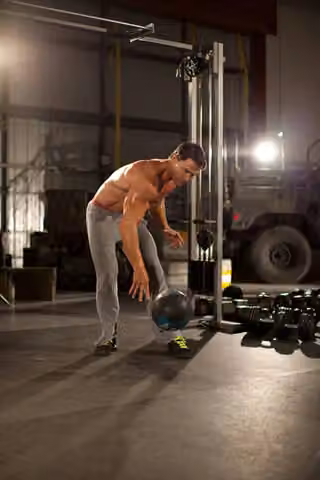 Demonstrasi gerakan One-Arm Medicine Ball Slam.