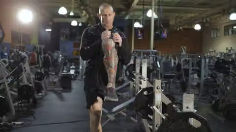 Demonstrasi gerakan Step-up with Knee Raise.