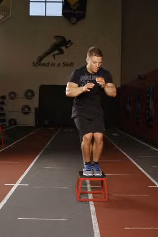 Demonstrasi gerakan Lateral Box Jump.