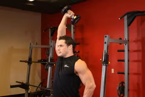Demonstrasi gerakan Dumbbell One-Arm Triceps Extension.