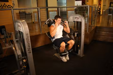 Demonstrasi gerakan Ab Crunch Machine.