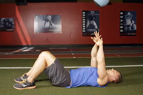 Demonstrasi gerakan Supine Chest Throw.