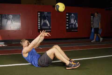 Demonstrasi gerakan Supine Two-Arm Overhead Throw.